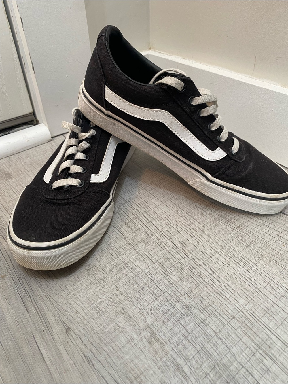 Vans Women's Ward Sneaker / Size 9/ Leather with classic white stripe